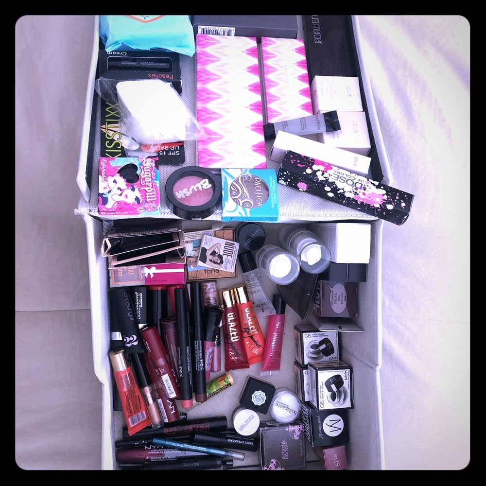 **FREE GIFTS WITH PURCHASE** MAKEUP💄💋